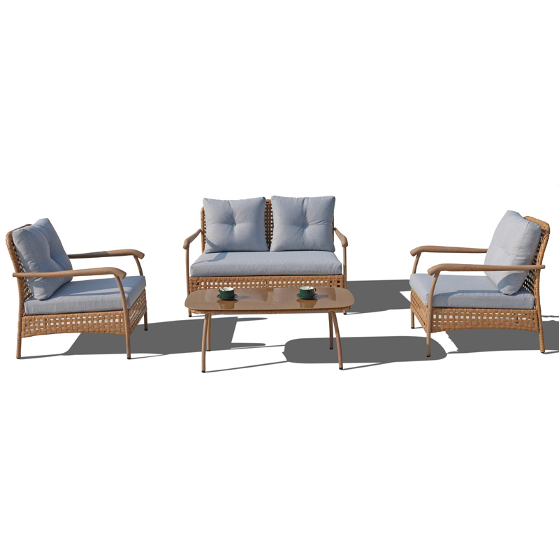 Un ensemble de quatre meubles de jardin d'extérieur en fer