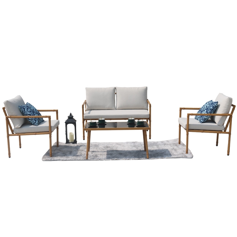 Extérieur un ensemble de quatre ensembles en fer peint